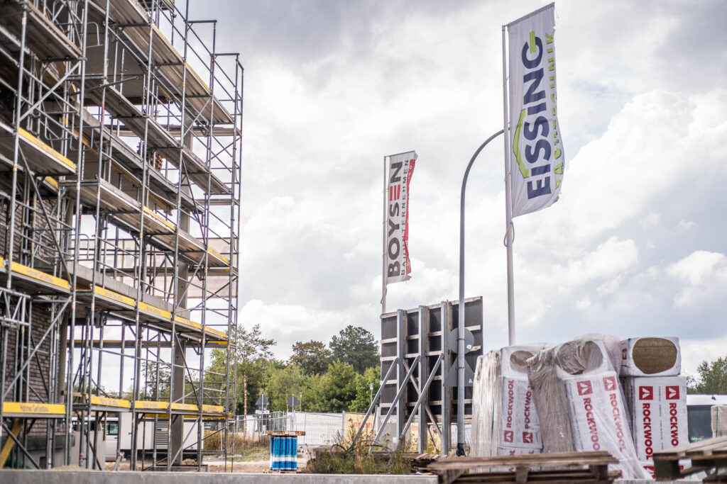 Baustelle von Eissing Dachtechnik mit Firmenflagge