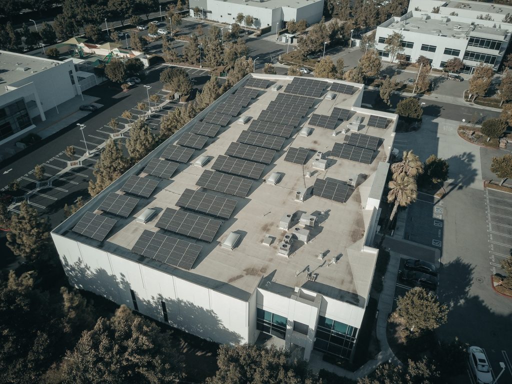 Solaranlage auf einem großen Dach aus der Luft